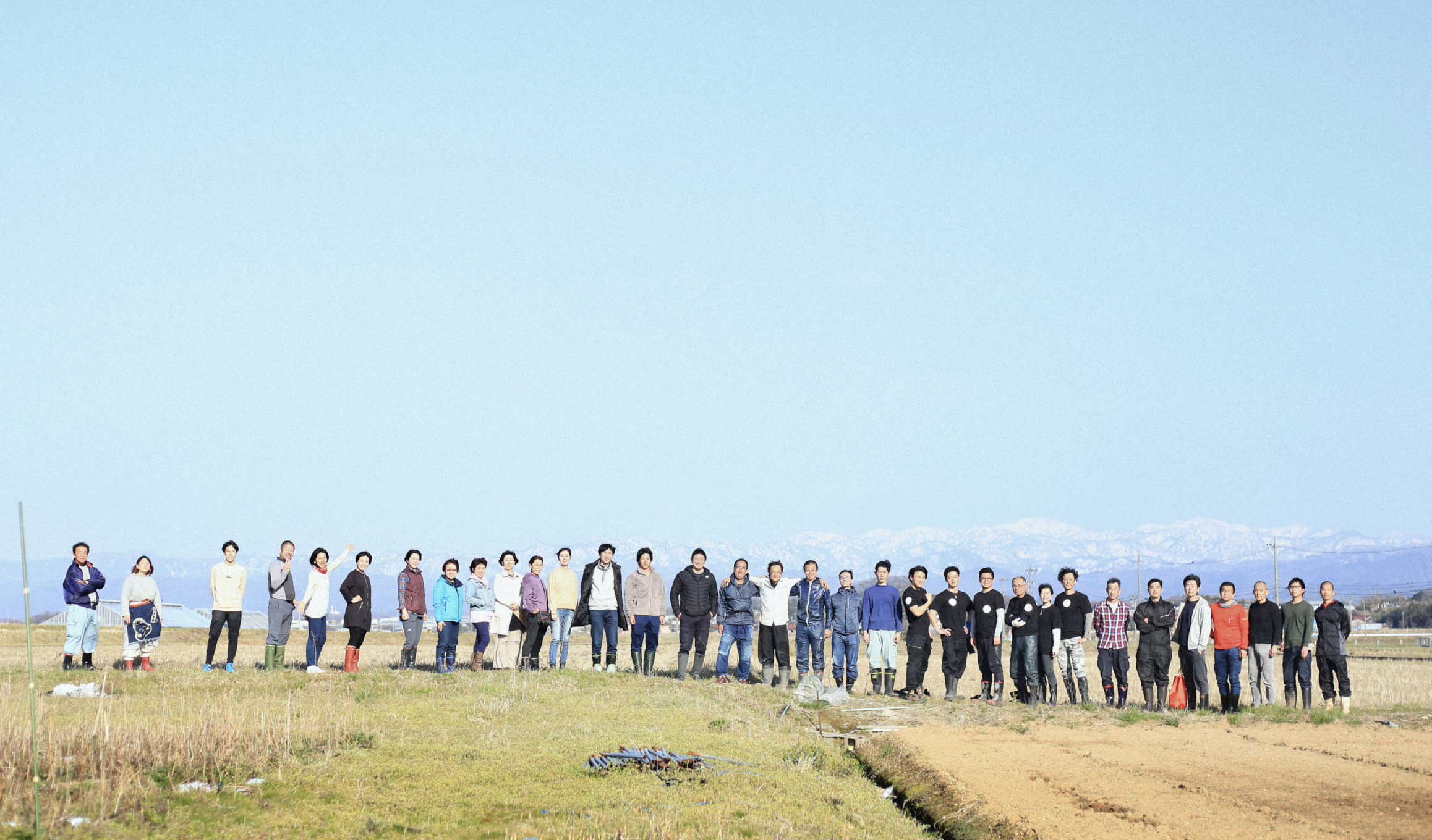 青空の元人が横１列で並んでいる