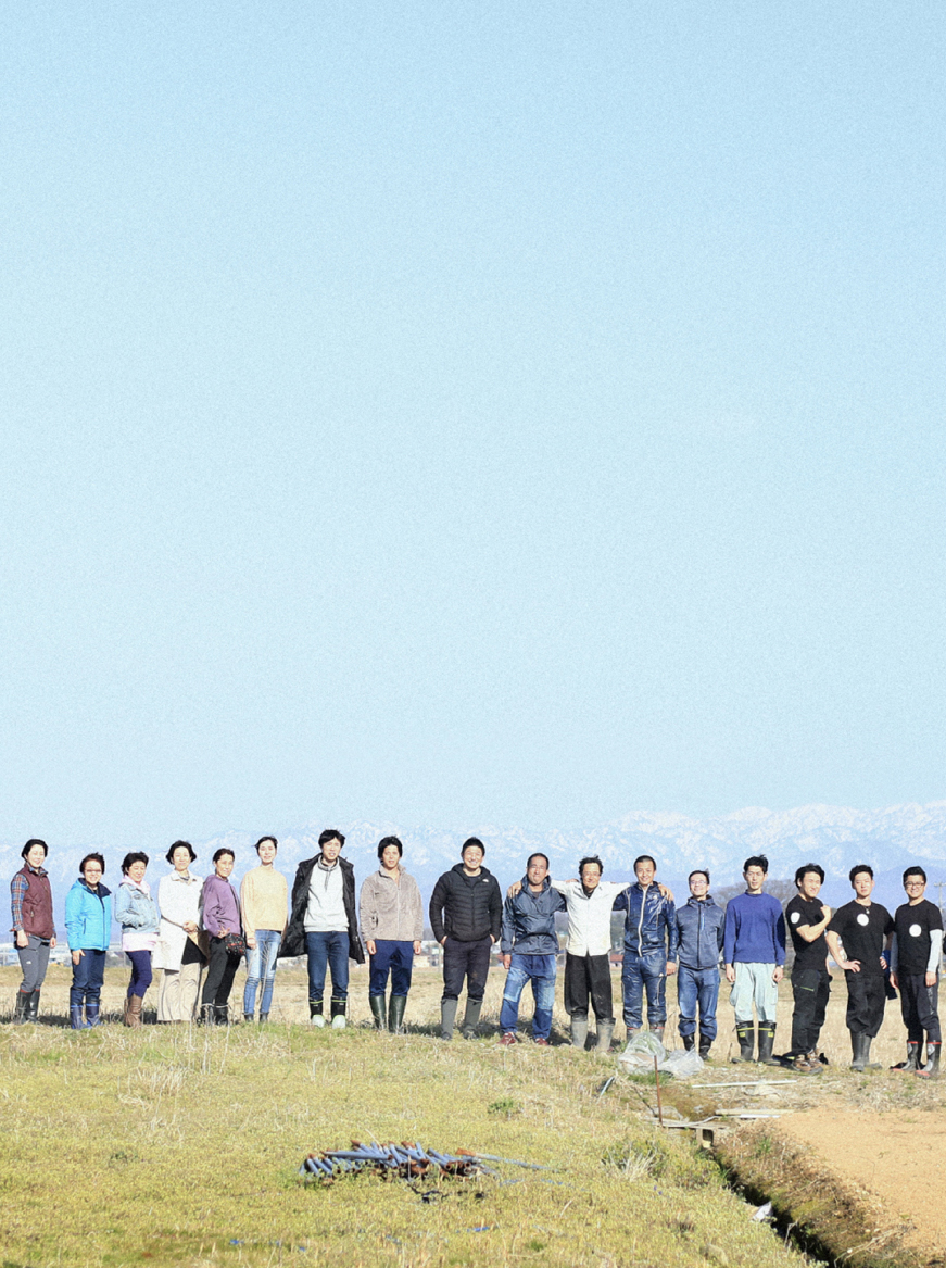 青空の元人が横１列で並んでいる