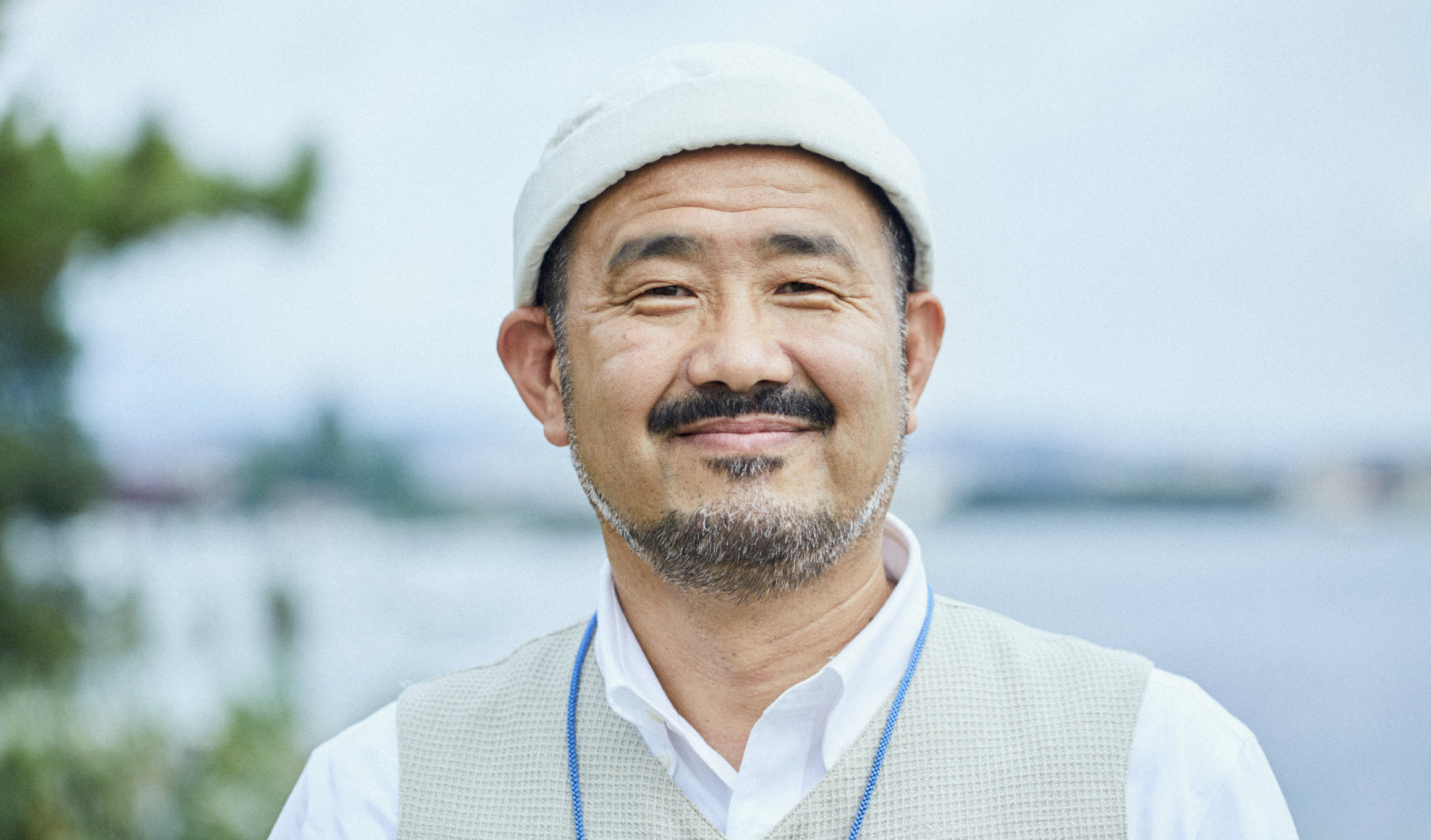 男性がカメラ目線でこちらを見ている