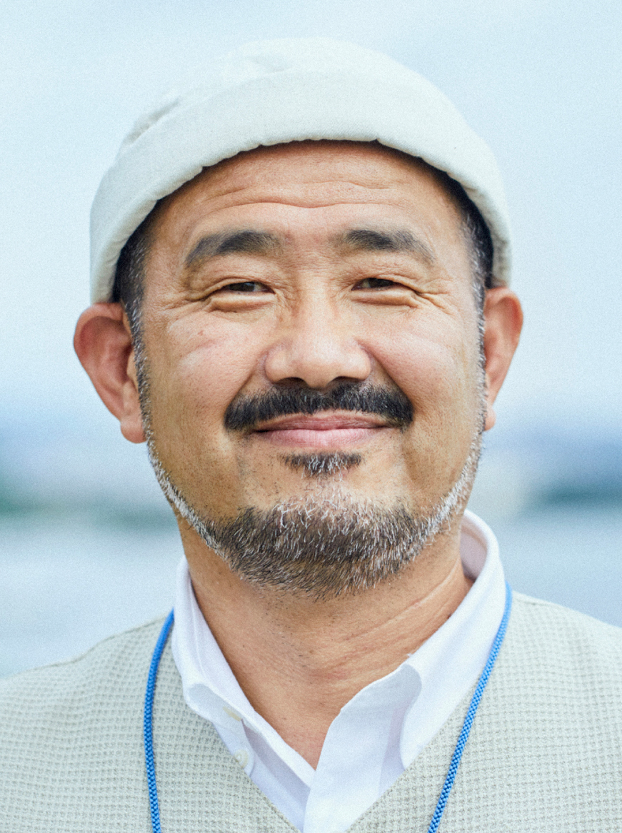 男性がカメラ目線でこちらを見ている